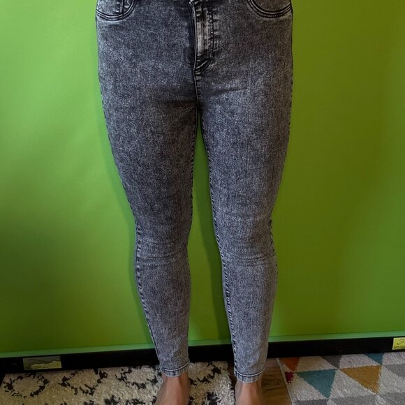 Gray marble acid wash skinny jeans with booty enhancing design / Large / 12 - Picture 3 of 5